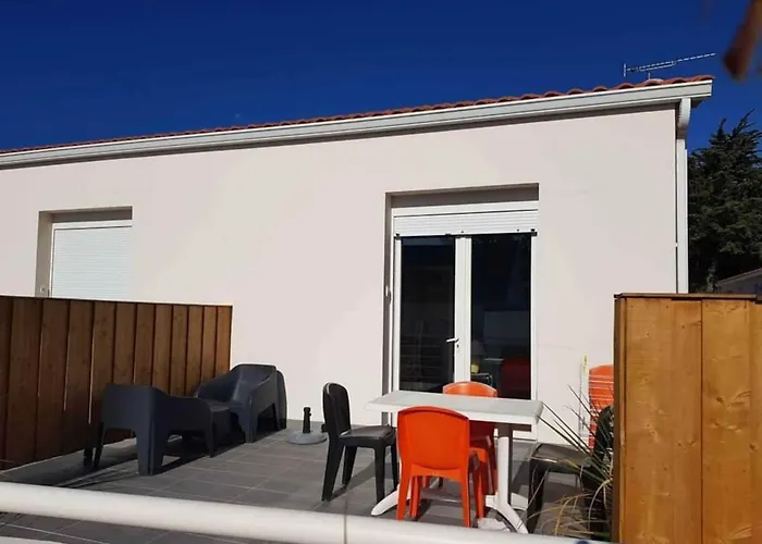 In With Swimming Pool And 200m Away