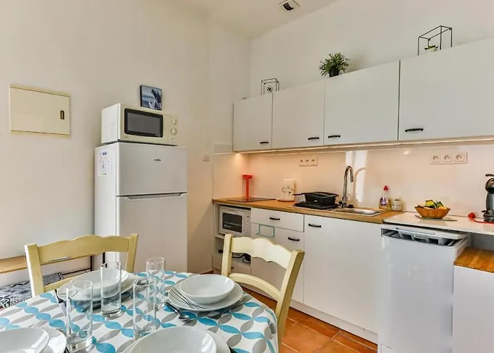 Apartment In With Swimming Pool And 200m Away